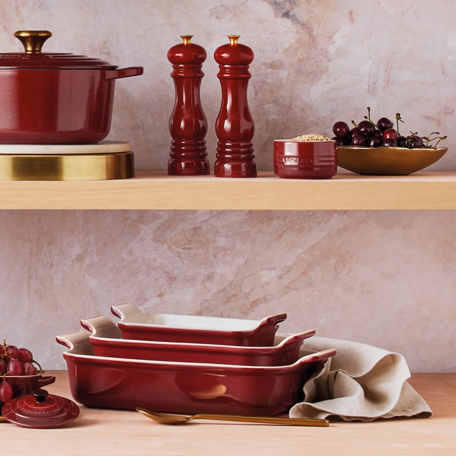 Le Creuset Stoneware Heritage 19cm Rectangular Deep Dish - Garnet - Image 7