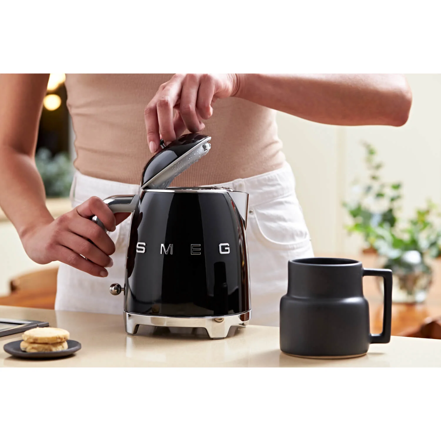 Smeg 50's Style Retro KLF05 Mini Jug Kettle - Black - Image 12
